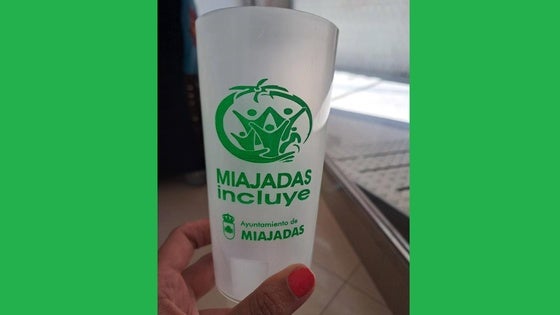 La asociación Miajadas Incluye ofrece vasos solidarios para el festival de música 'Miajadas Gastrofest'