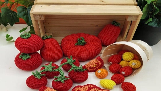 Tejiendo frutas y verduras en la Feria Agroalimentaria del capital del tomate