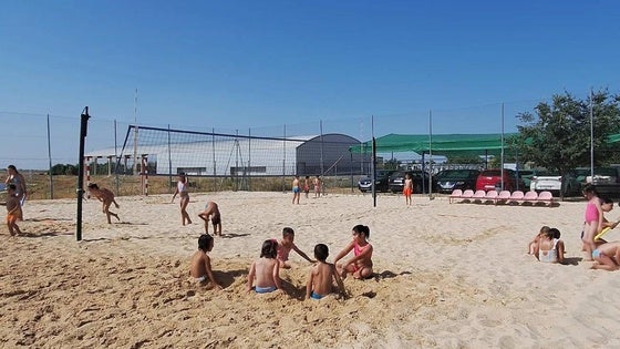 Los pequeños de la AD Voleibol disfrutan de su escuela de verano