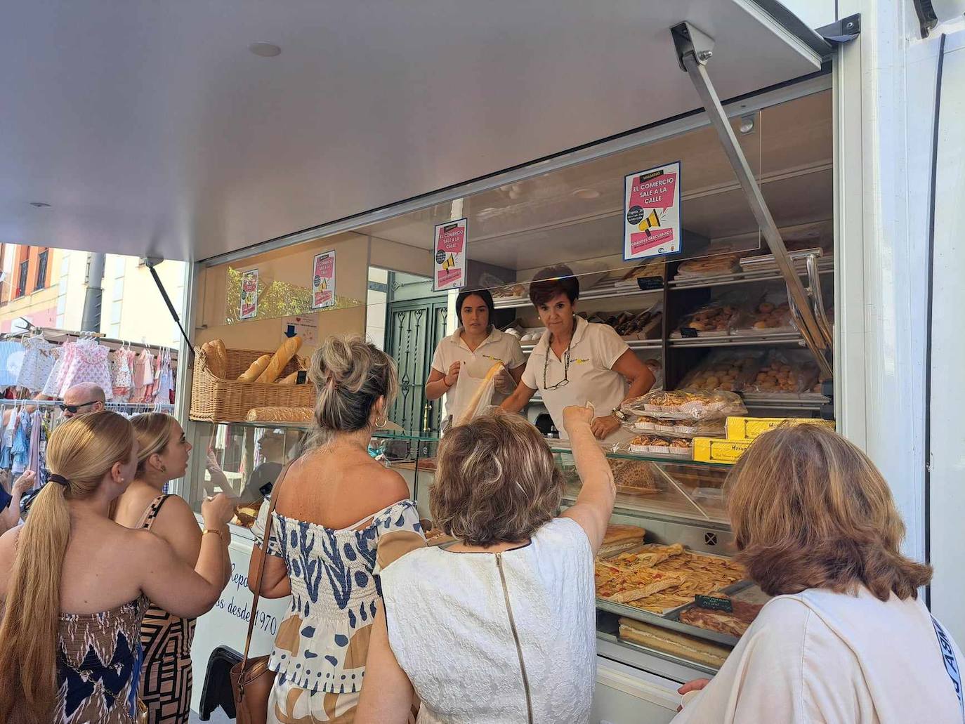 FOTOS: Más de 40 establecimientos se lanzan a la calle