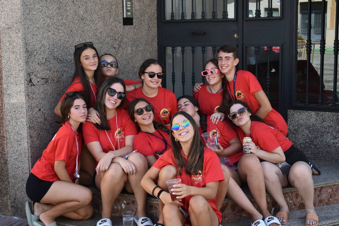 Fotos: Las peñas reinan en la Feria de día