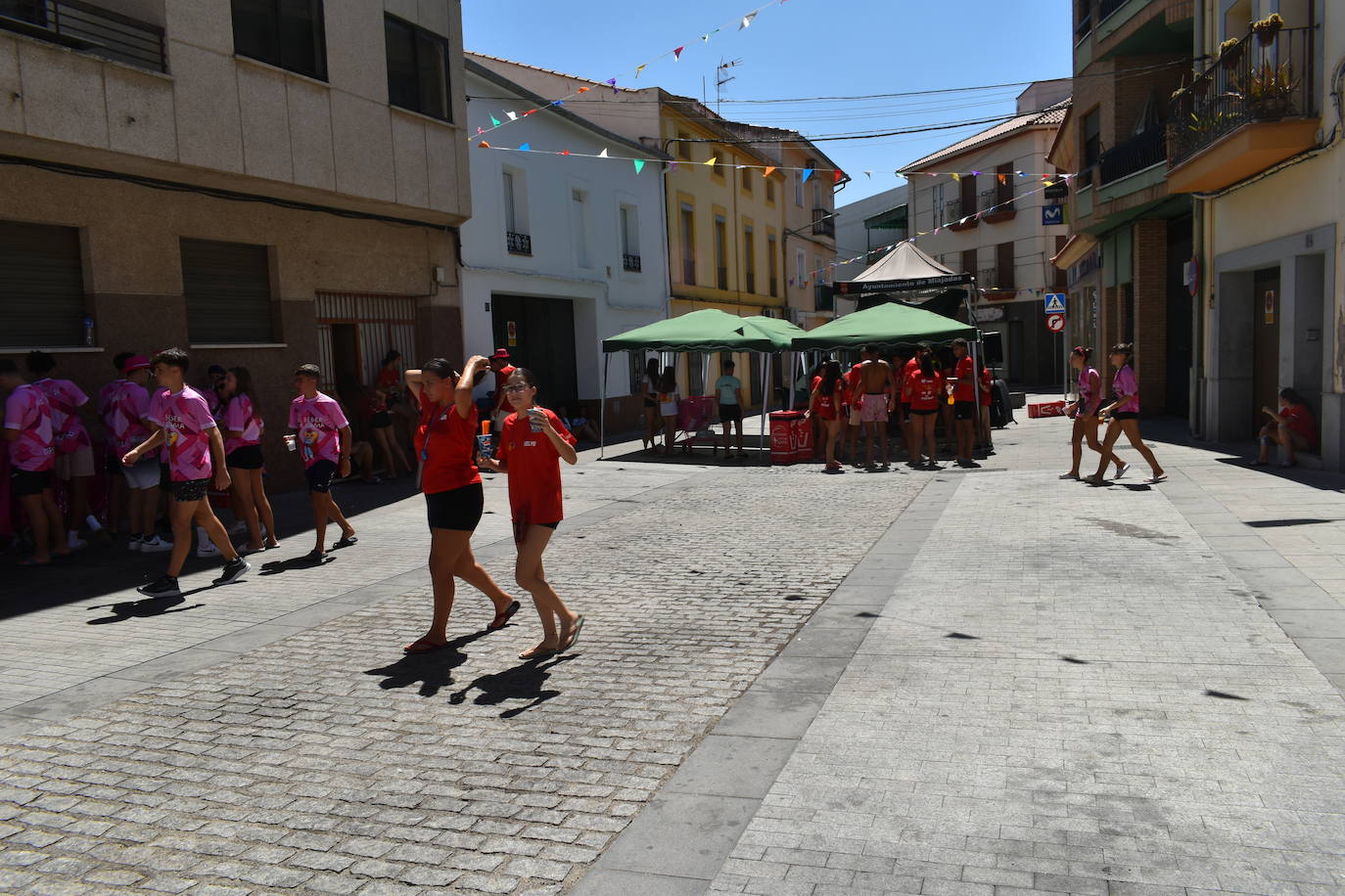 Fotos: Las peñas reinan en la Feria de día