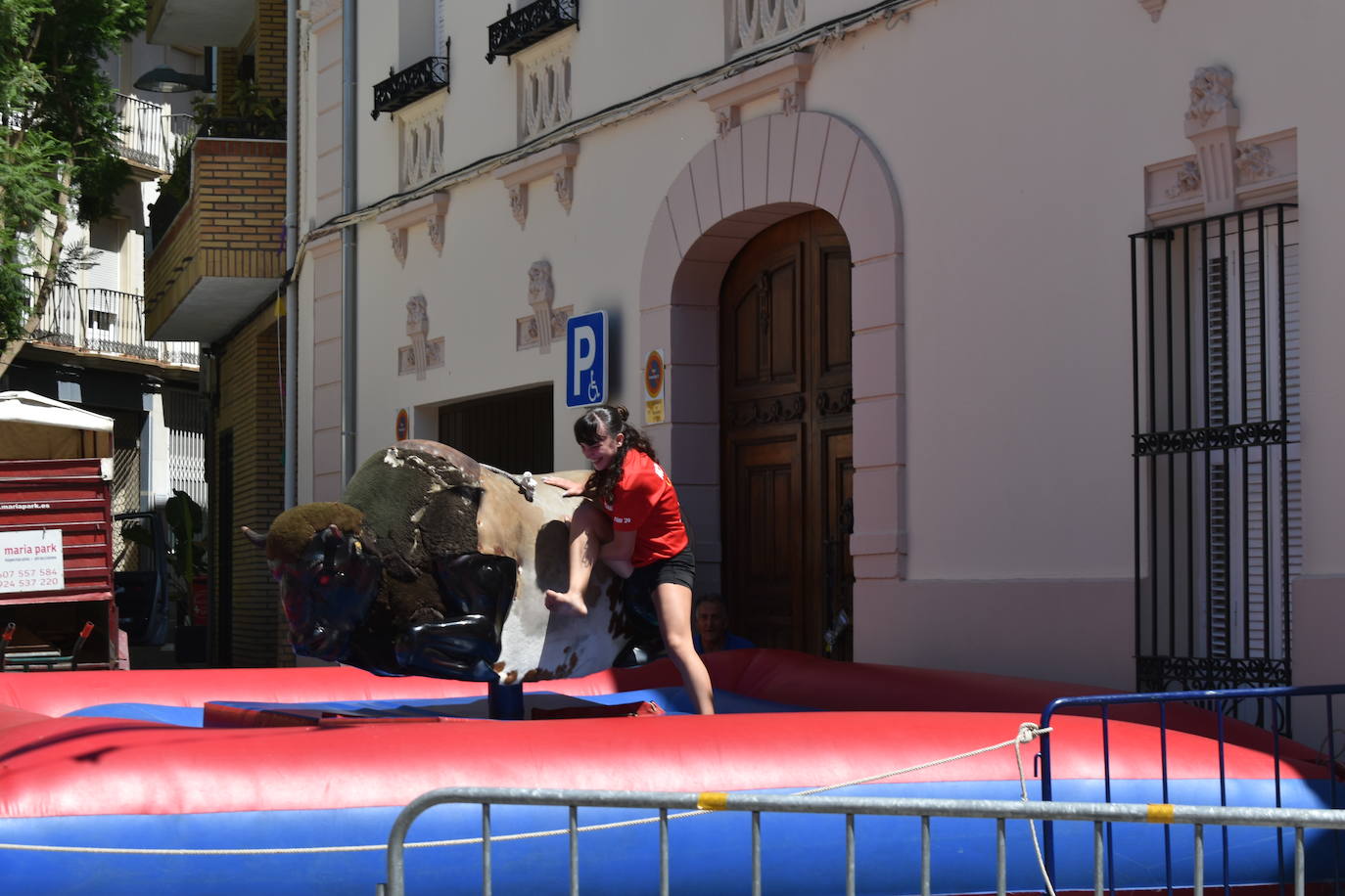 Fotos: Las peñas reinan en la Feria de día