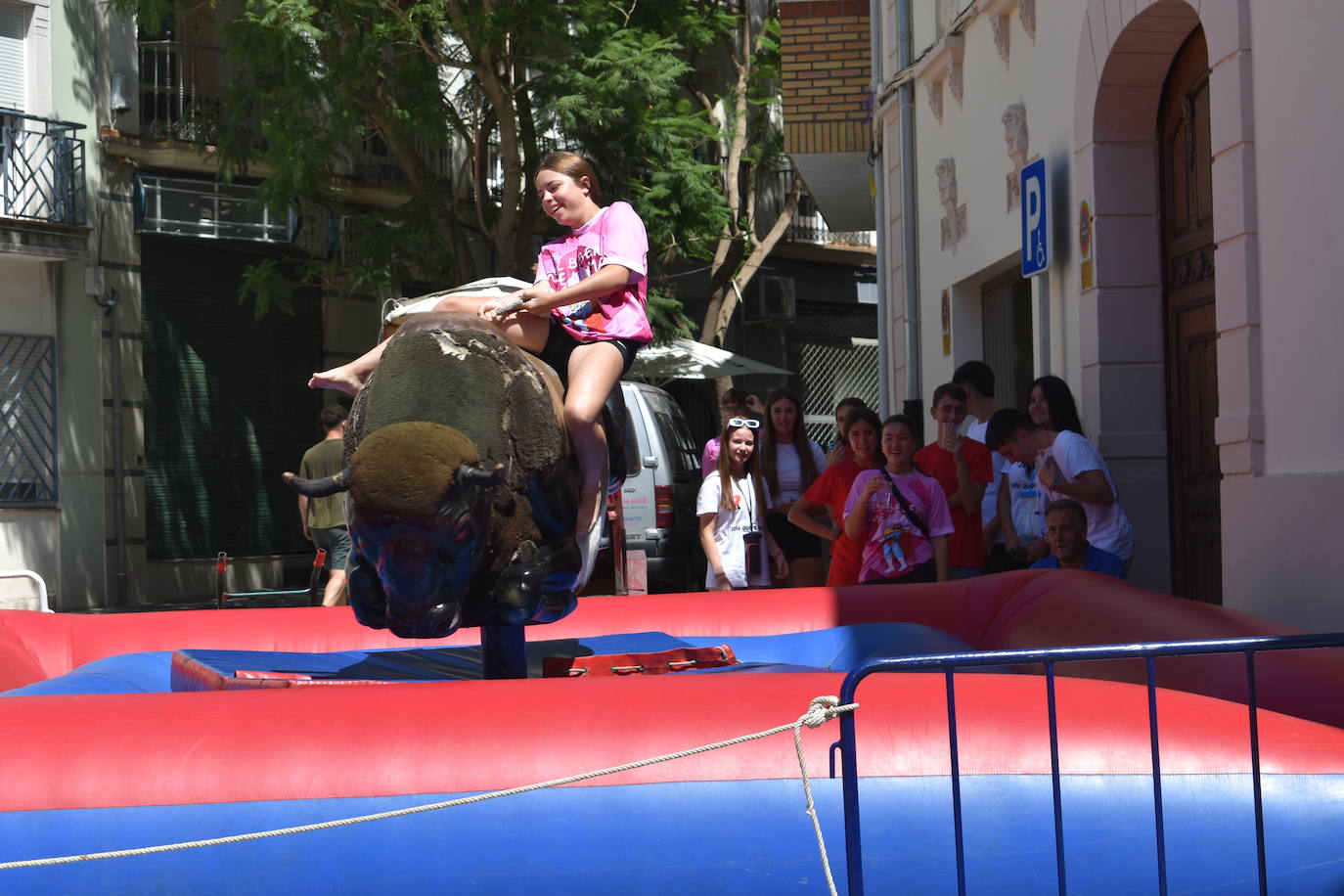 Fotos: Las peñas reinan en la Feria de día