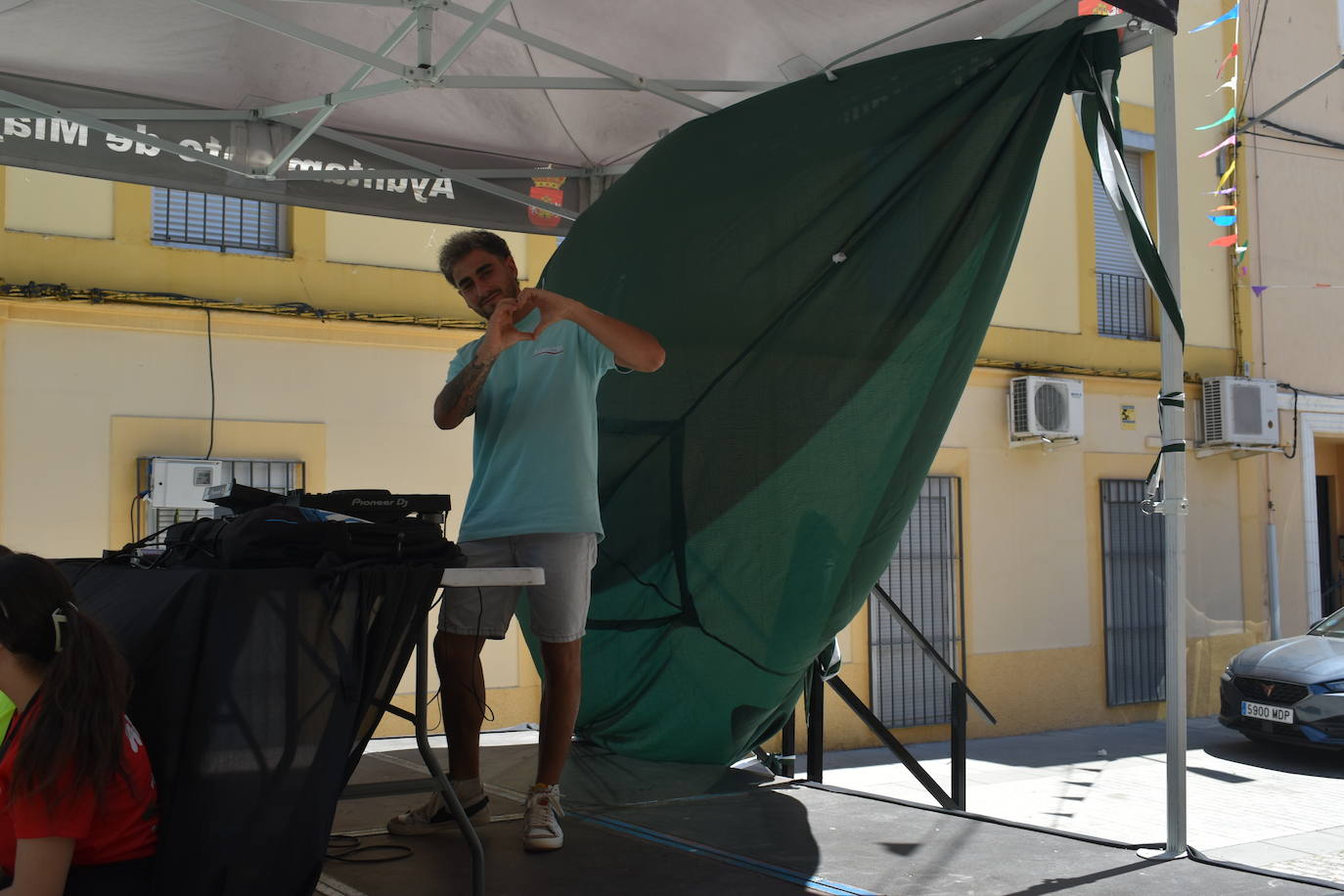 Fotos: Las peñas reinan en la Feria de día