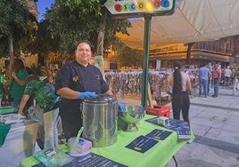 Jesús M. Pintado, junto al stand de ELA Extremadura, ofreció zumos solidarios durante la 'Shopping night' de Miajadas.