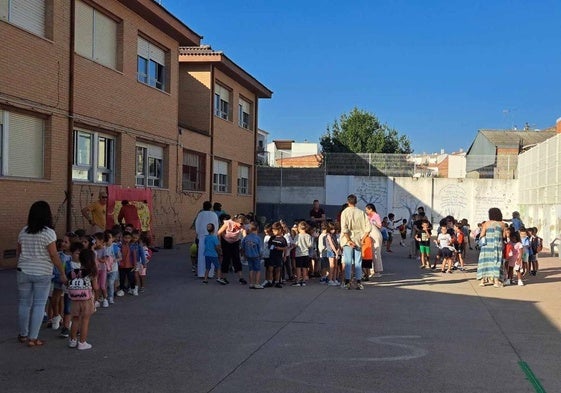 Los alumnos miajadeños de los colegios García Siñeriz, Nuestra Señora de Guadalupe y Sagrado Corazón de Jesús y Mª Inmaculada se han reencontrado con sus compañeros y profesores en este nuevo comienzo de curso 2024-2025