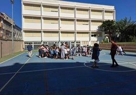 Un pequeño abraza efusivamente a la directora del colegio Sagrado Corazón de Miajadas.