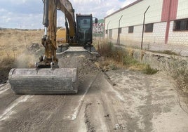 Los operarios limpian los arroyos para evitar futuras crecidas con las lluvias