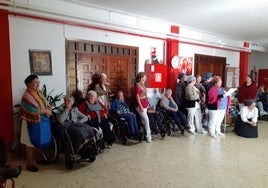 Las castañeras visitan a los mayores de la residencia San Martín de Porres