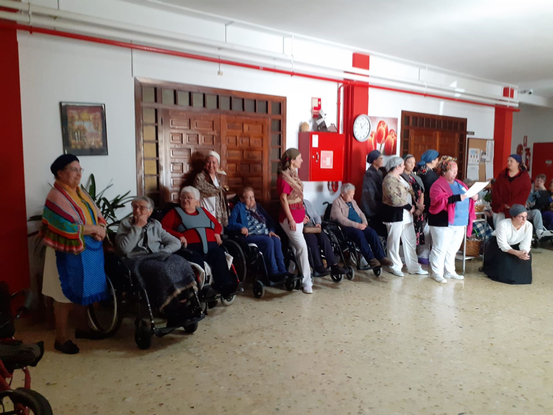 Las castañeras visitan a los mayores de la residencia San Martín de Porres