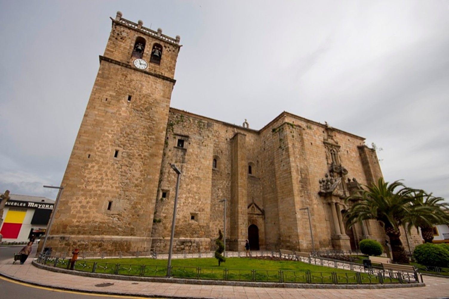 Desde la distancia: «Al cabo de 60 años me pregunto cómo comenzó a edificarse la imponente iglesia de Santiago»