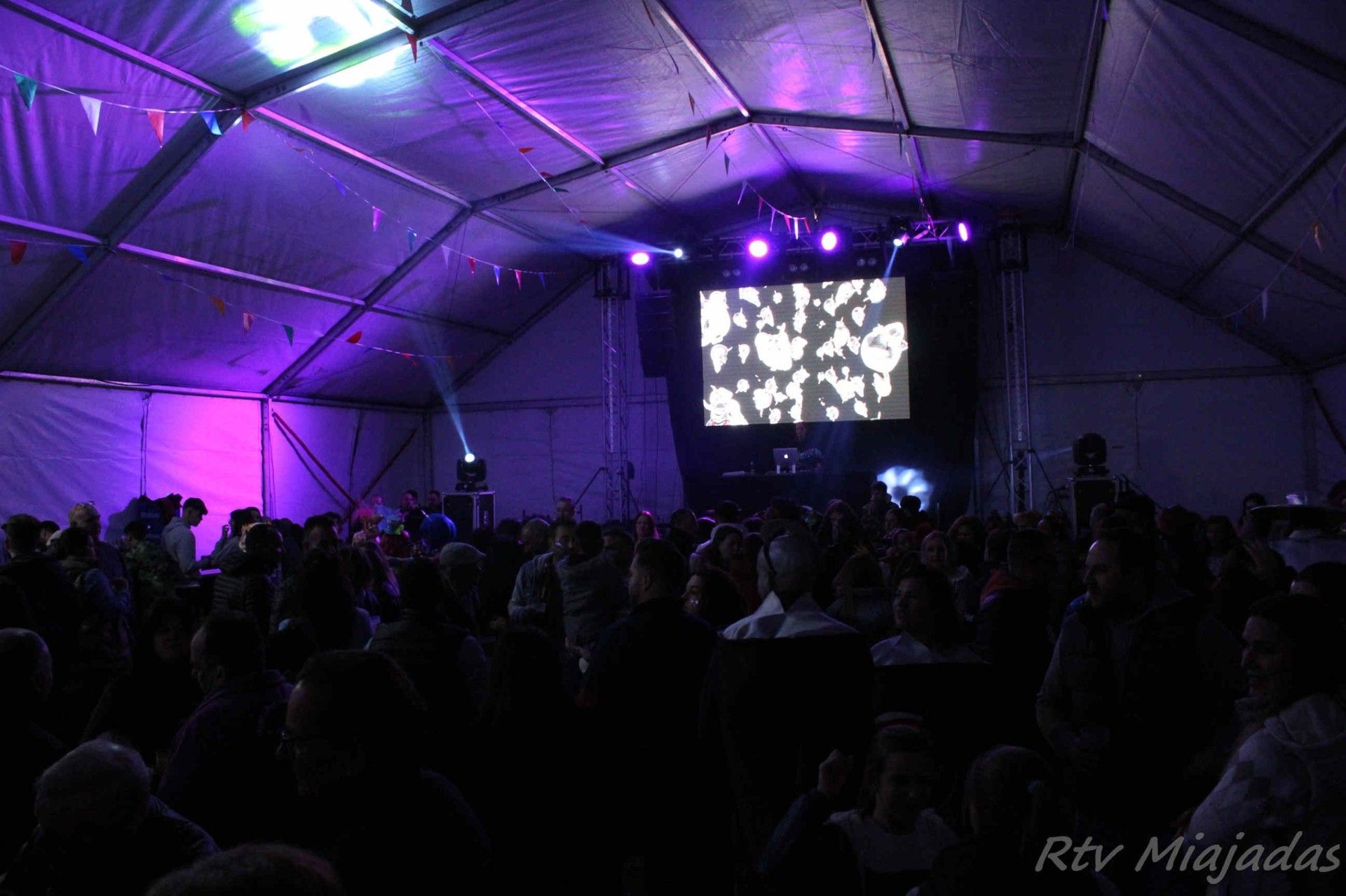 Imagen de la carpa municipal un día festivo.