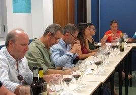 Imagen de archivo de una de las catas organizadas por Adicomt.