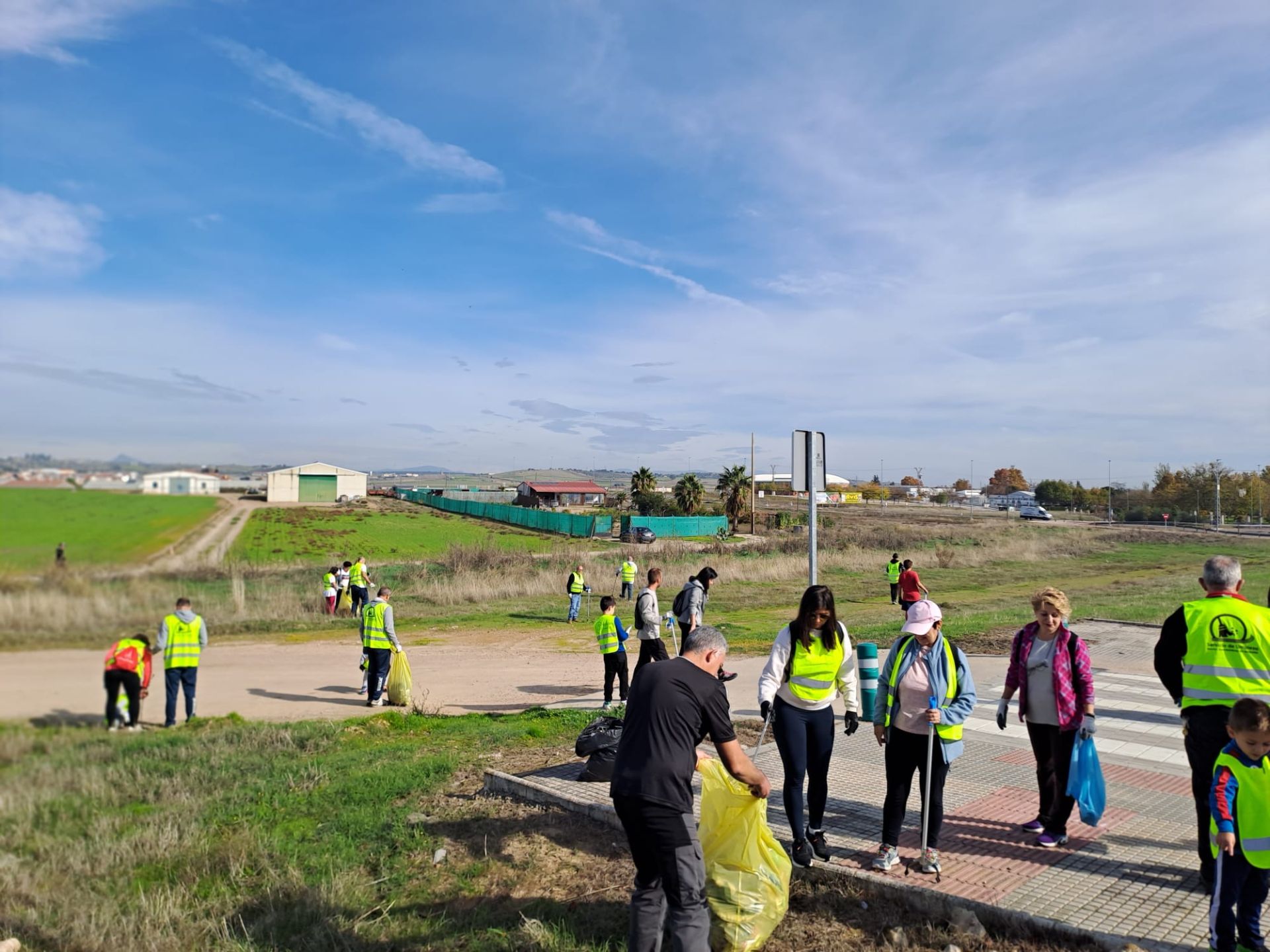 FOTOS: Los vecinos de Miajadas se unen para limpiar su entorno natural
