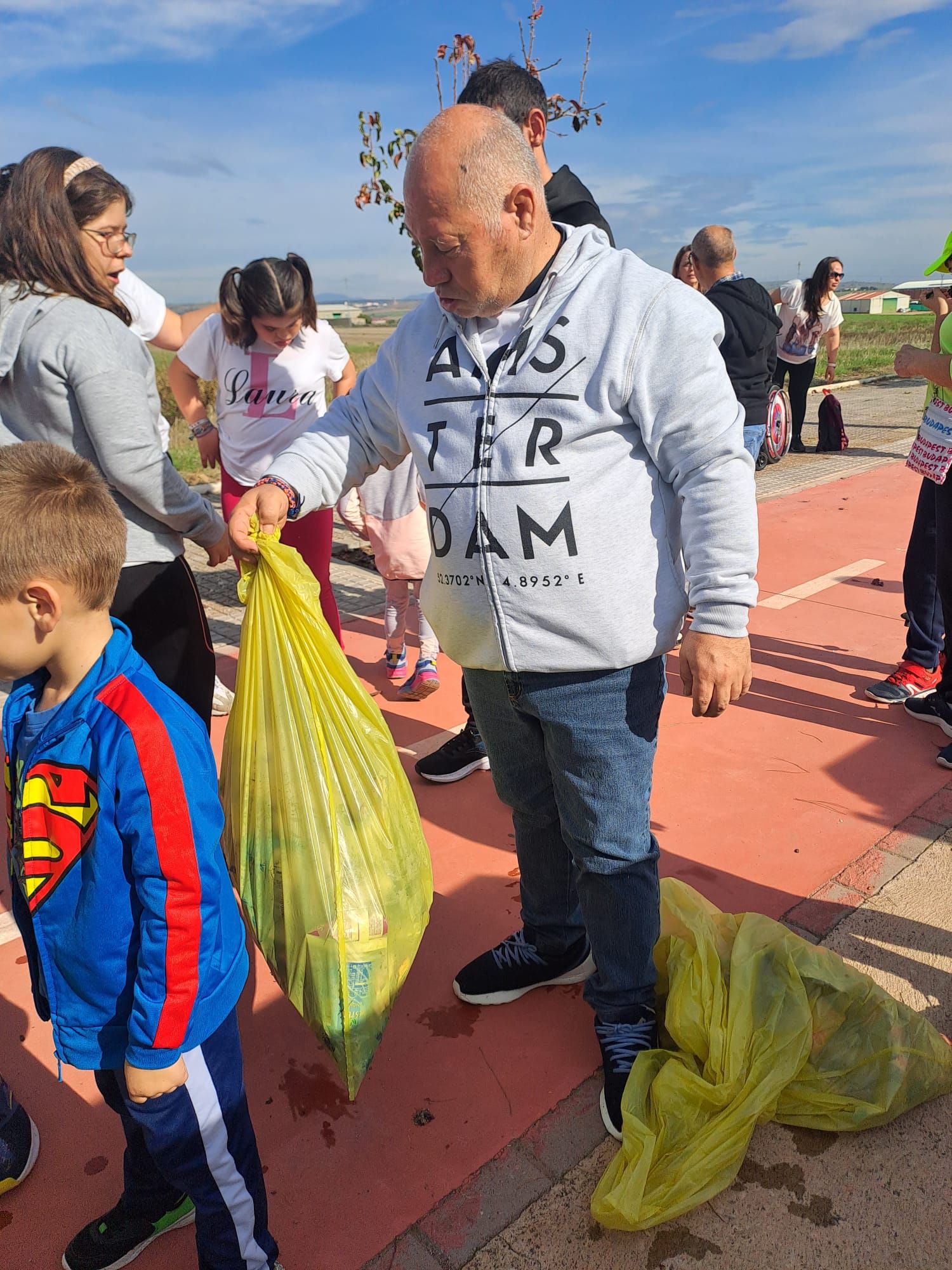 FOTOS: Los vecinos de Miajadas se unen para limpiar su entorno natural