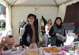 Una de las asociaciones presentes en el mercadillo solidario.
