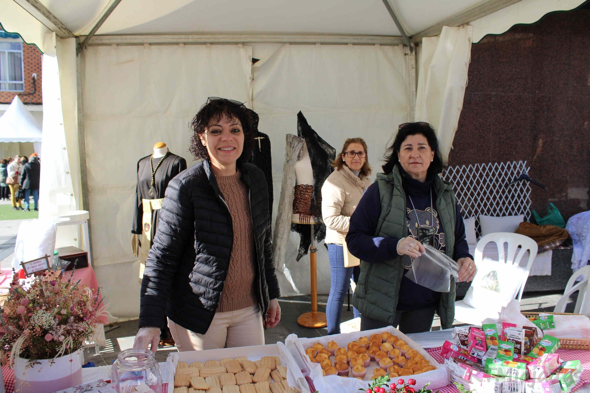 Asociaciones locales dan a conocer su labor en un mercadillo solidario navideño