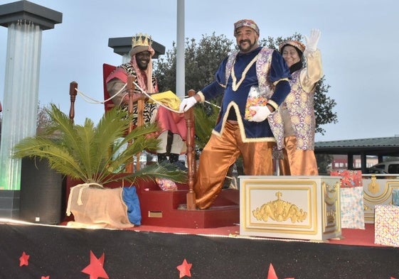 Su Majestad de Oriente, el Rey Mago Baltasar en la cabalgata de Miajadas de este 2025.