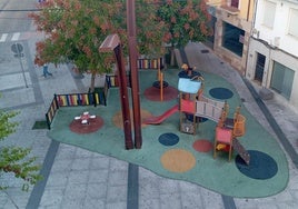 El Ayuntamiento realiza mejoras en la zona de juegos de la Plaza de España