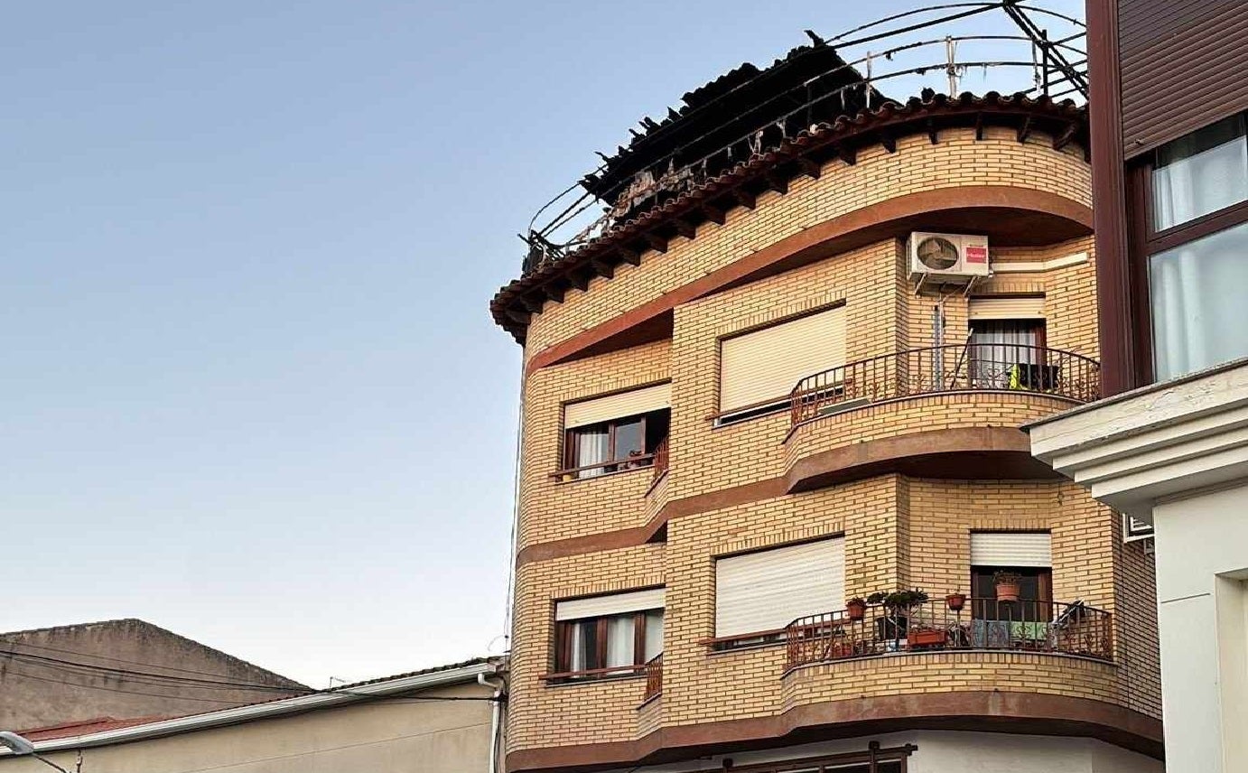 Estado en que quedó la terraza tras extinguir el fuego.