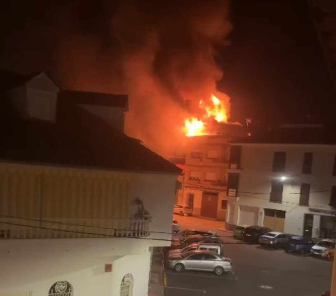 Incendio en la terraza superior del edificio de la Plaza Santa Teresa en Miajadas.