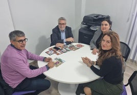 El eurodiputado Sánchez Amor con el alcalde de Miajadas, Antonio Díaz, y las directivas de Adicomt, Olga Tello y Mariví Vega.