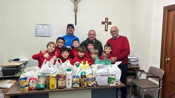 Los benjamines de la Escuela de Fútbol entregan a Cáritas los productos donados en el Día sin balón