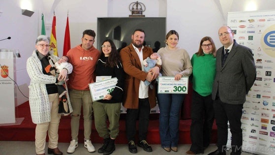 Marco Antonio Pérez y Fabiola Domínguez reciben sus premios por ser los primeros en nacer