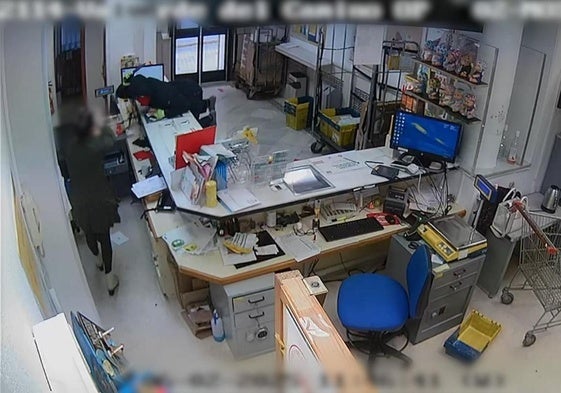 El atracador se lanza sobre el mostrador de la oficina de Correos.