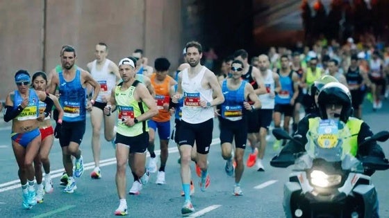 Javi Alvarado y Cristian Rodríguez, del Club Atletismo Miajadas, en la 40ª Maratón de Sevilla