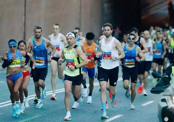 Javi Alvarado y Cristian Rodríguez, del Club Atletismo Miajadas, en la 40ª Maratón de Sevilla