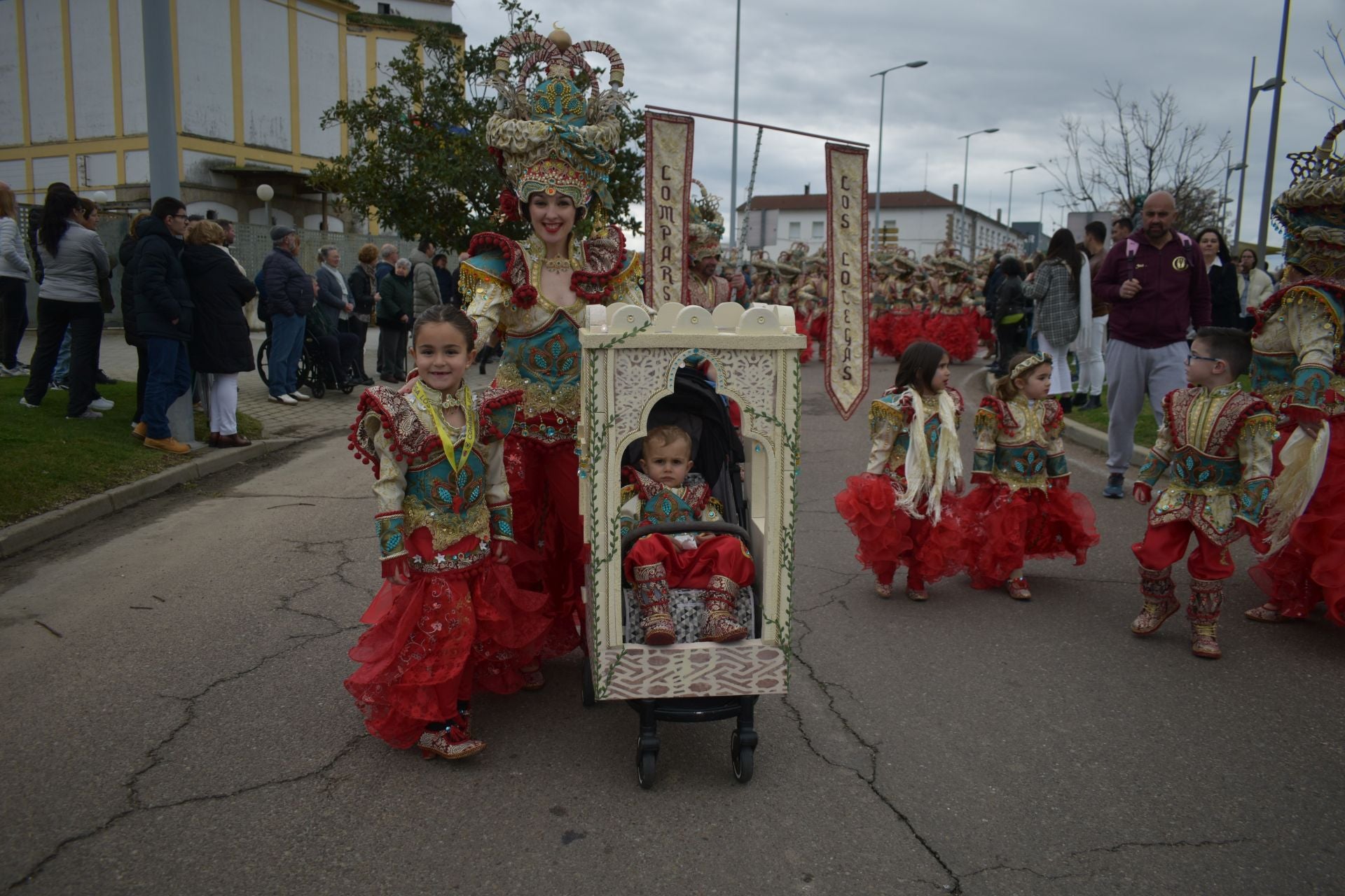 Fotos: Miajadas vive el Carnaval en su gran desfile de comparsas