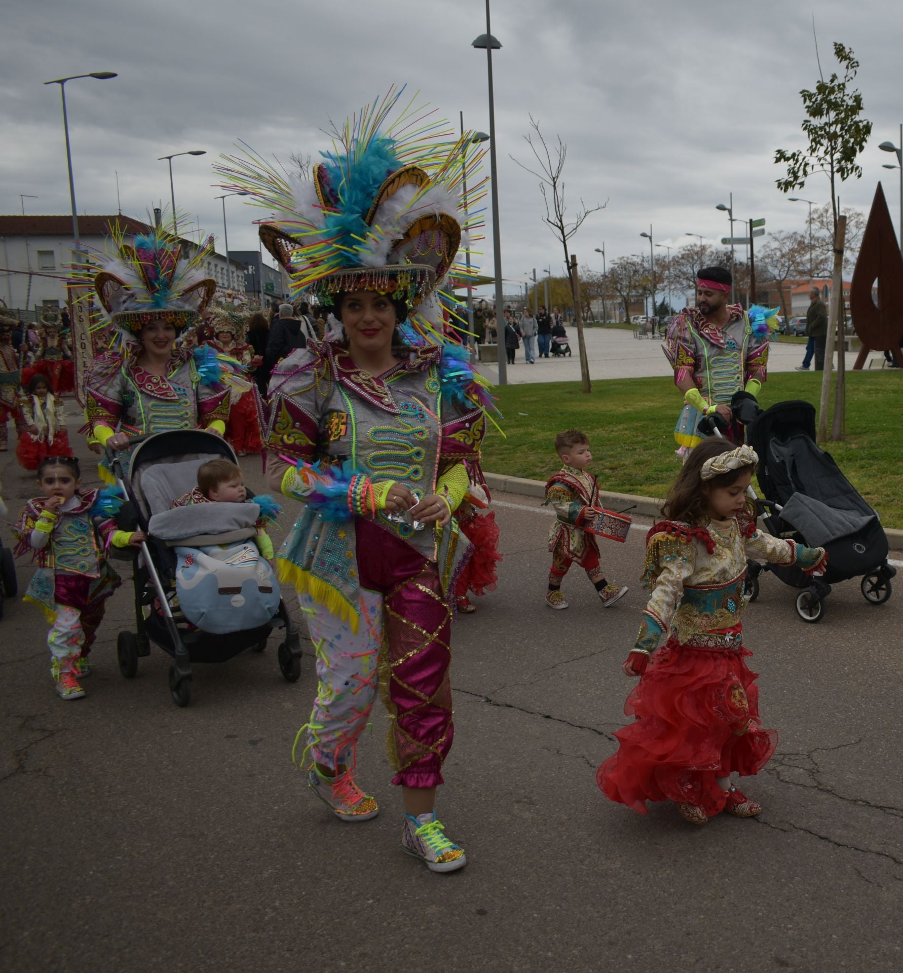 Fotos: Miajadas vive el Carnaval en su gran desfile de comparsas