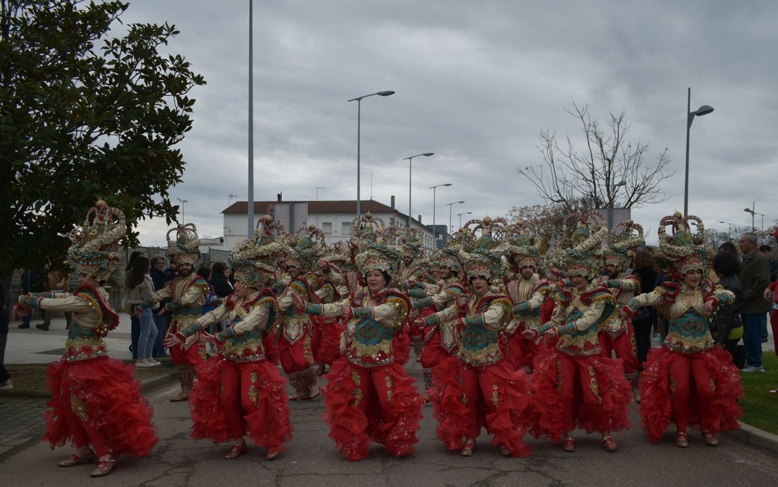Fotos: Miajadas vive el Carnaval en su gran desfile de comparsas