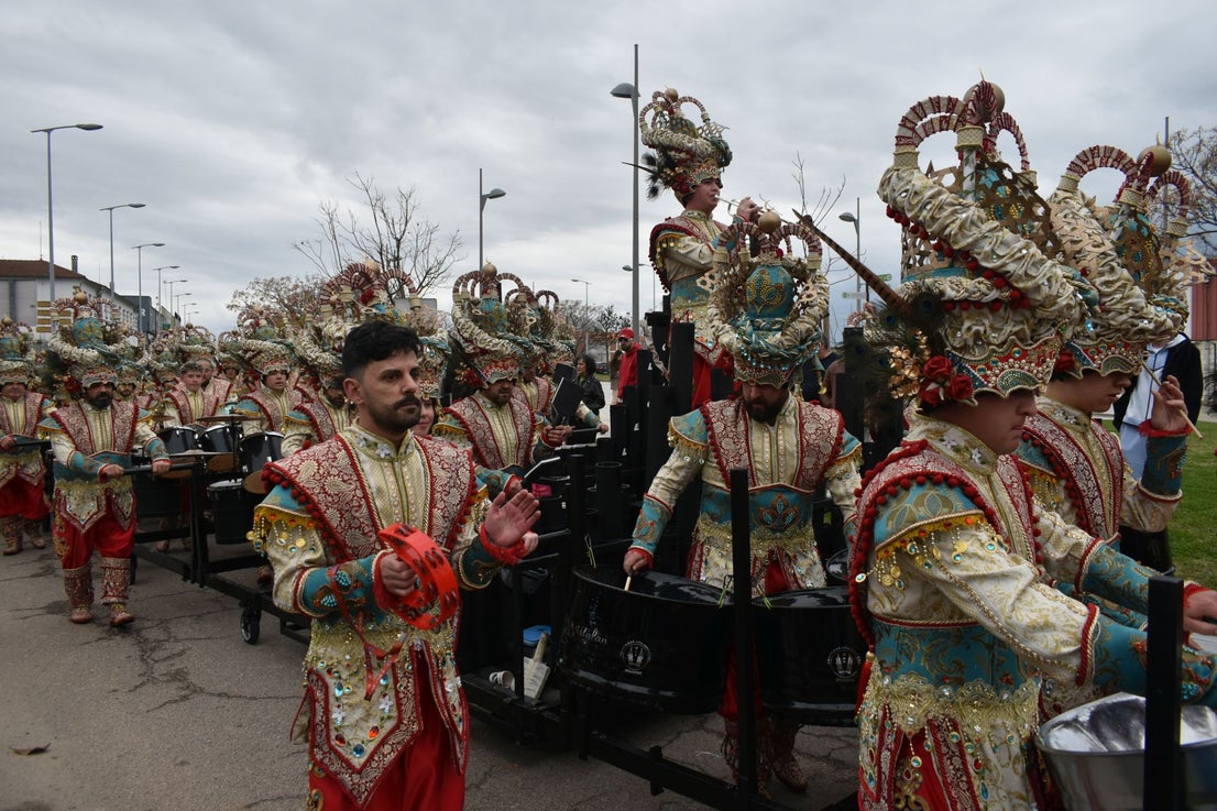 Fotos: Miajadas vive el Carnaval en su gran desfile de comparsas