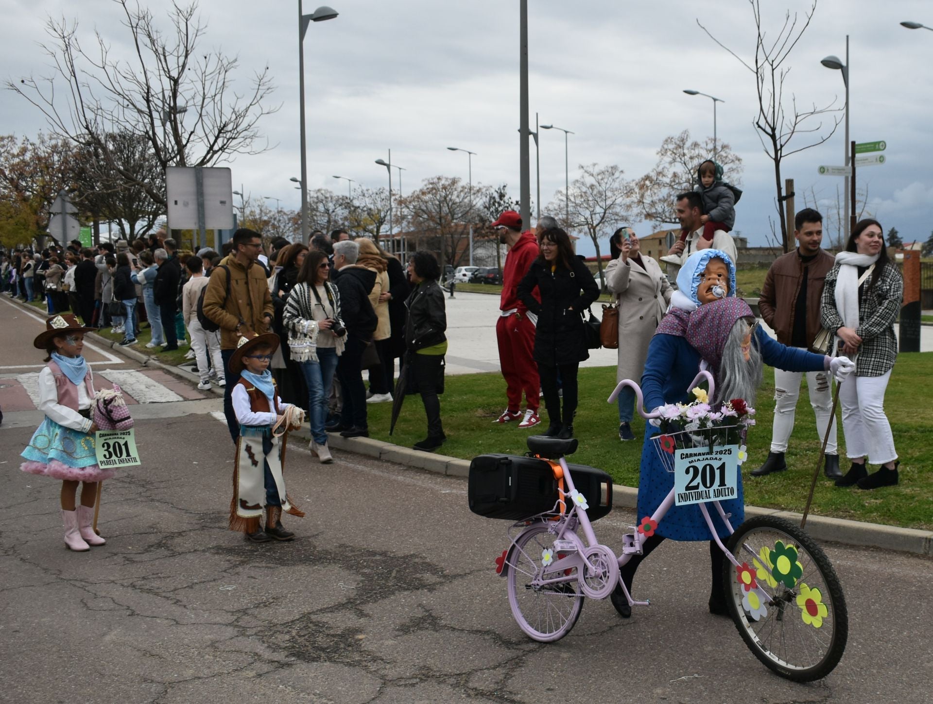 Fotos: Miajadas vive el Carnaval en su gran desfile de comparsas