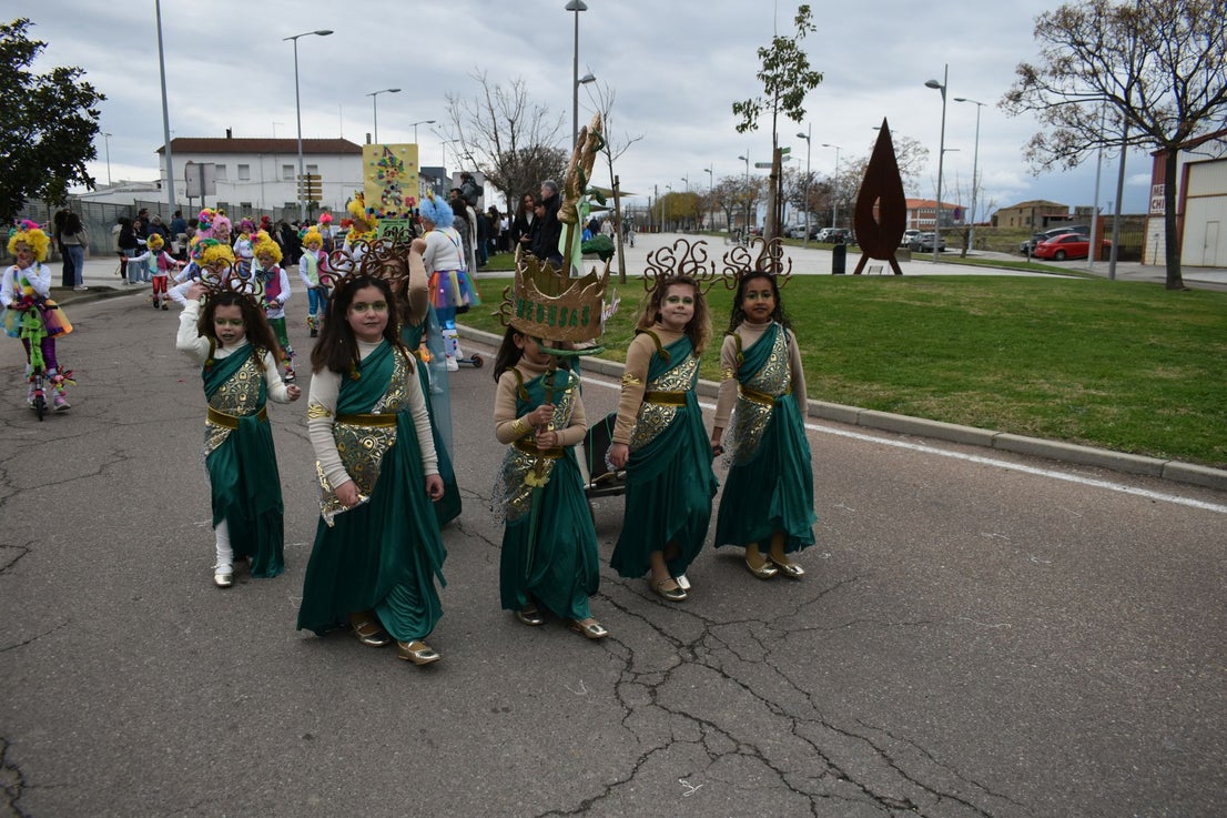 Fotos: Miajadas vive el Carnaval en su gran desfile de comparsas