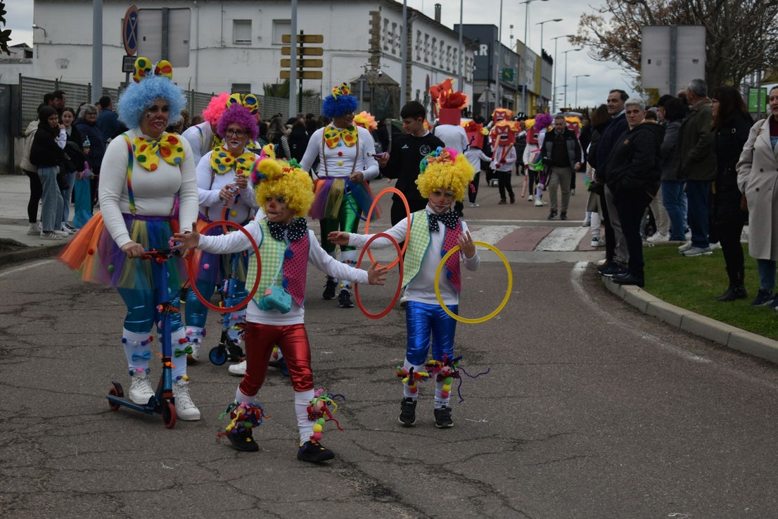Fotos: Miajadas vive el Carnaval en su gran desfile de comparsas