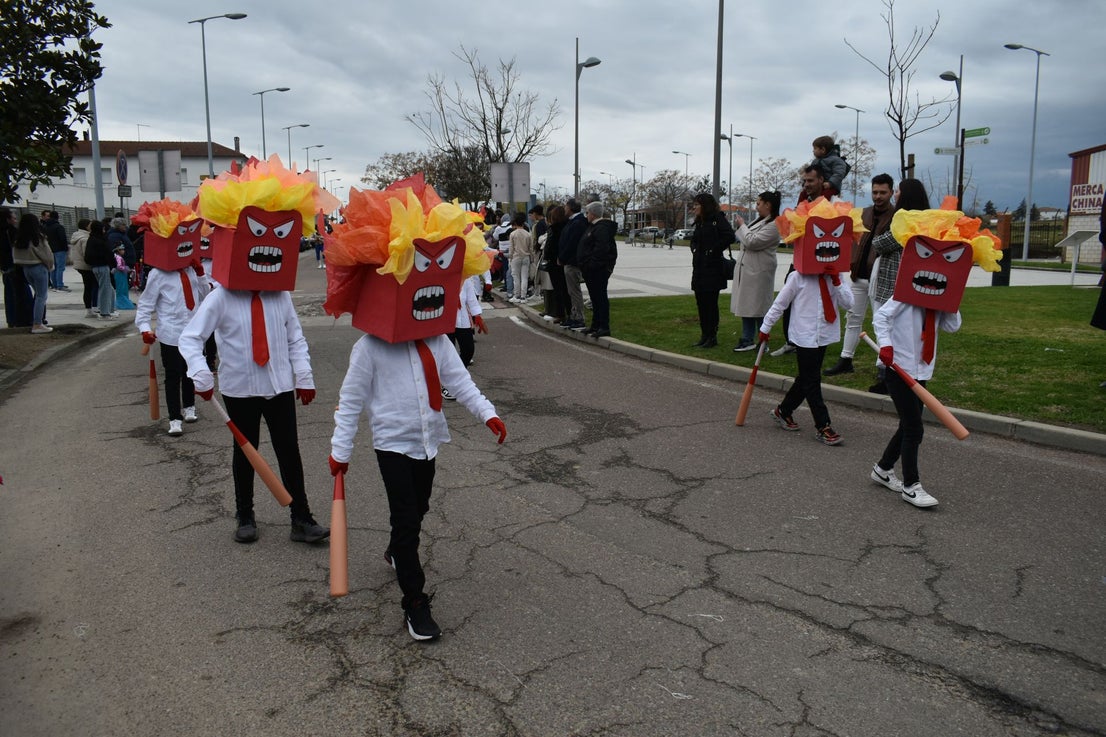 Fotos: Miajadas vive el Carnaval en su gran desfile de comparsas