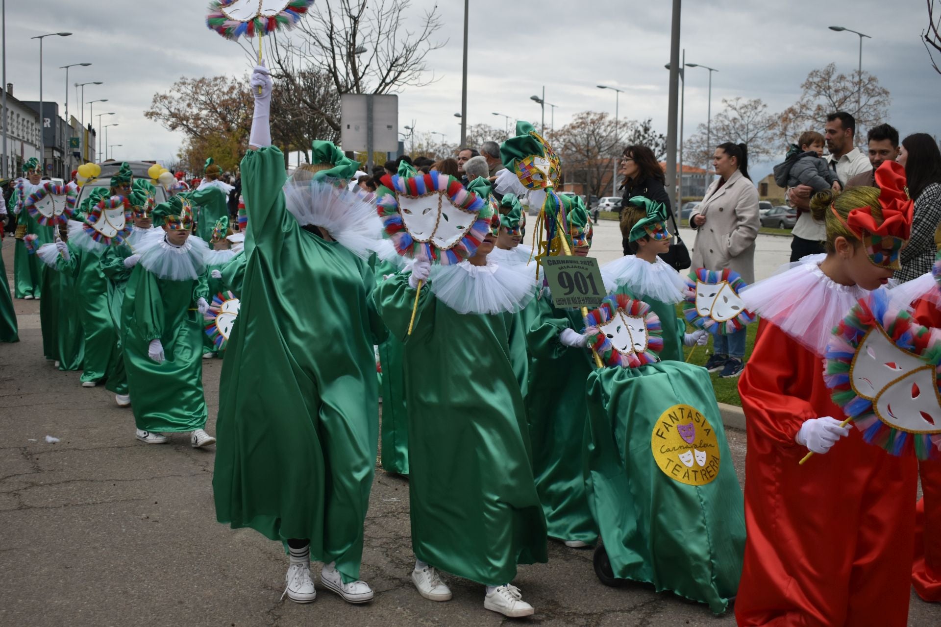 Fotos: Miajadas vive el Carnaval en su gran desfile de comparsas