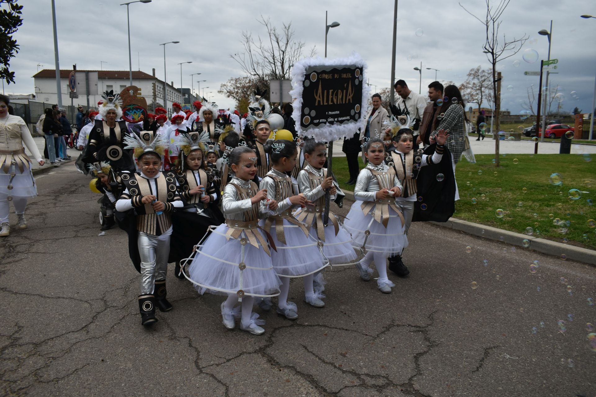 Fotos: Miajadas vive el Carnaval en su gran desfile de comparsas