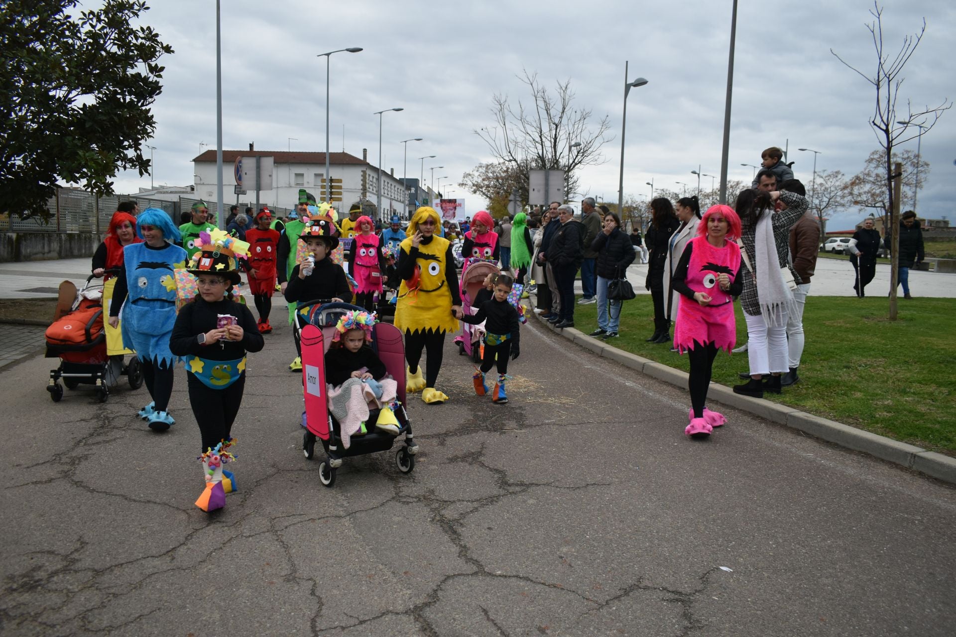 Fotos: Miajadas vive el Carnaval en su gran desfile de comparsas