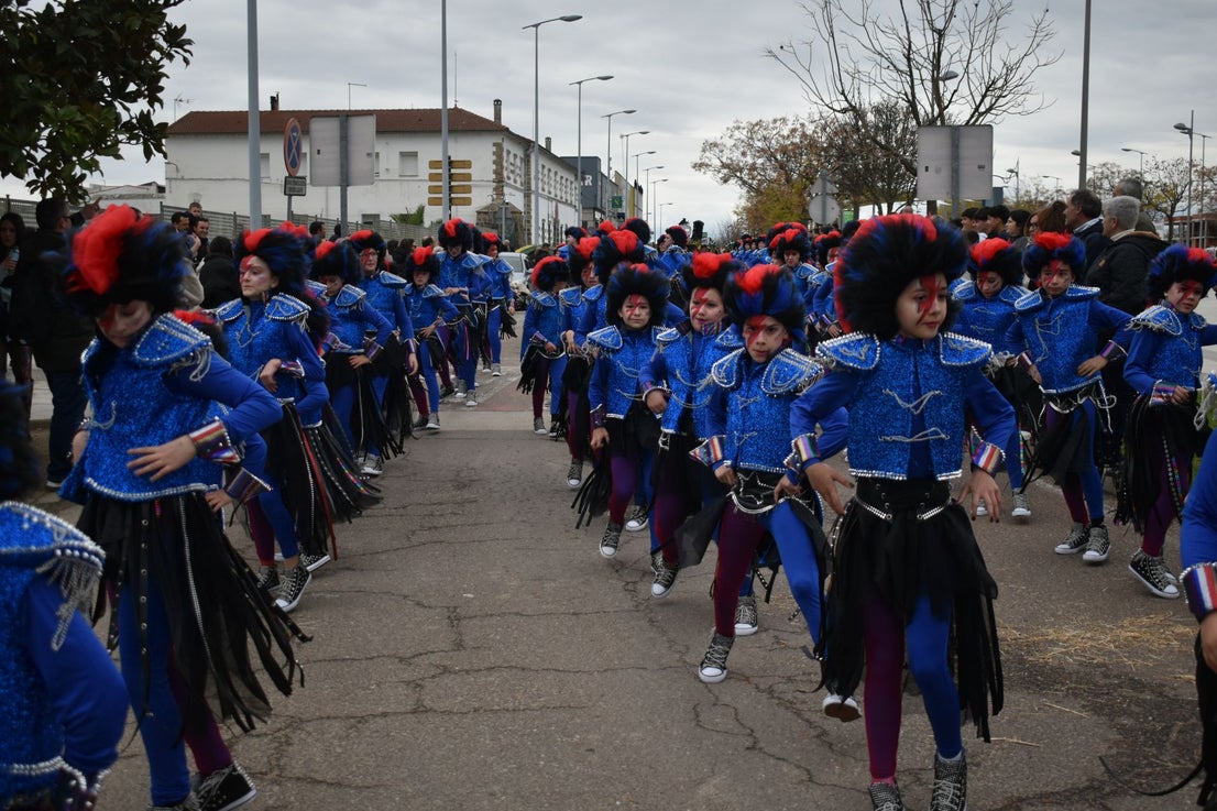 Fotos: Miajadas vive el Carnaval en su gran desfile de comparsas