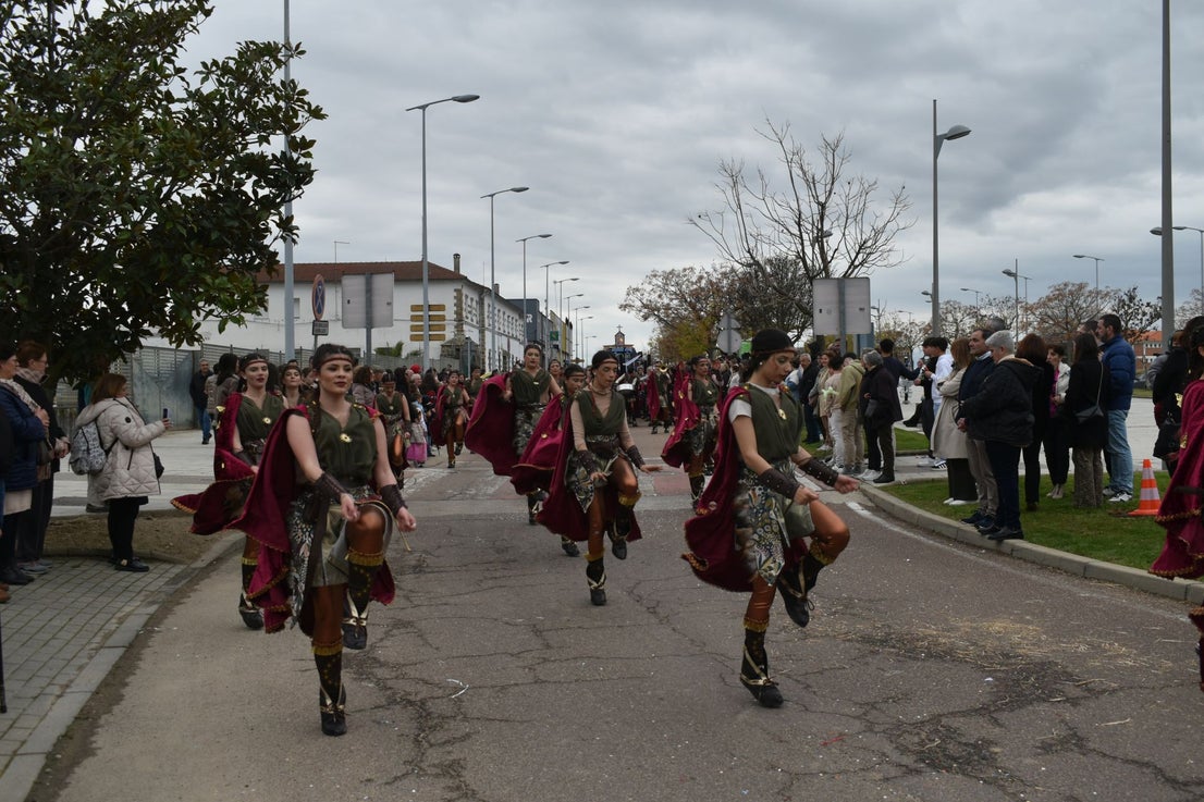 Fotos: Miajadas vive el Carnaval en su gran desfile de comparsas