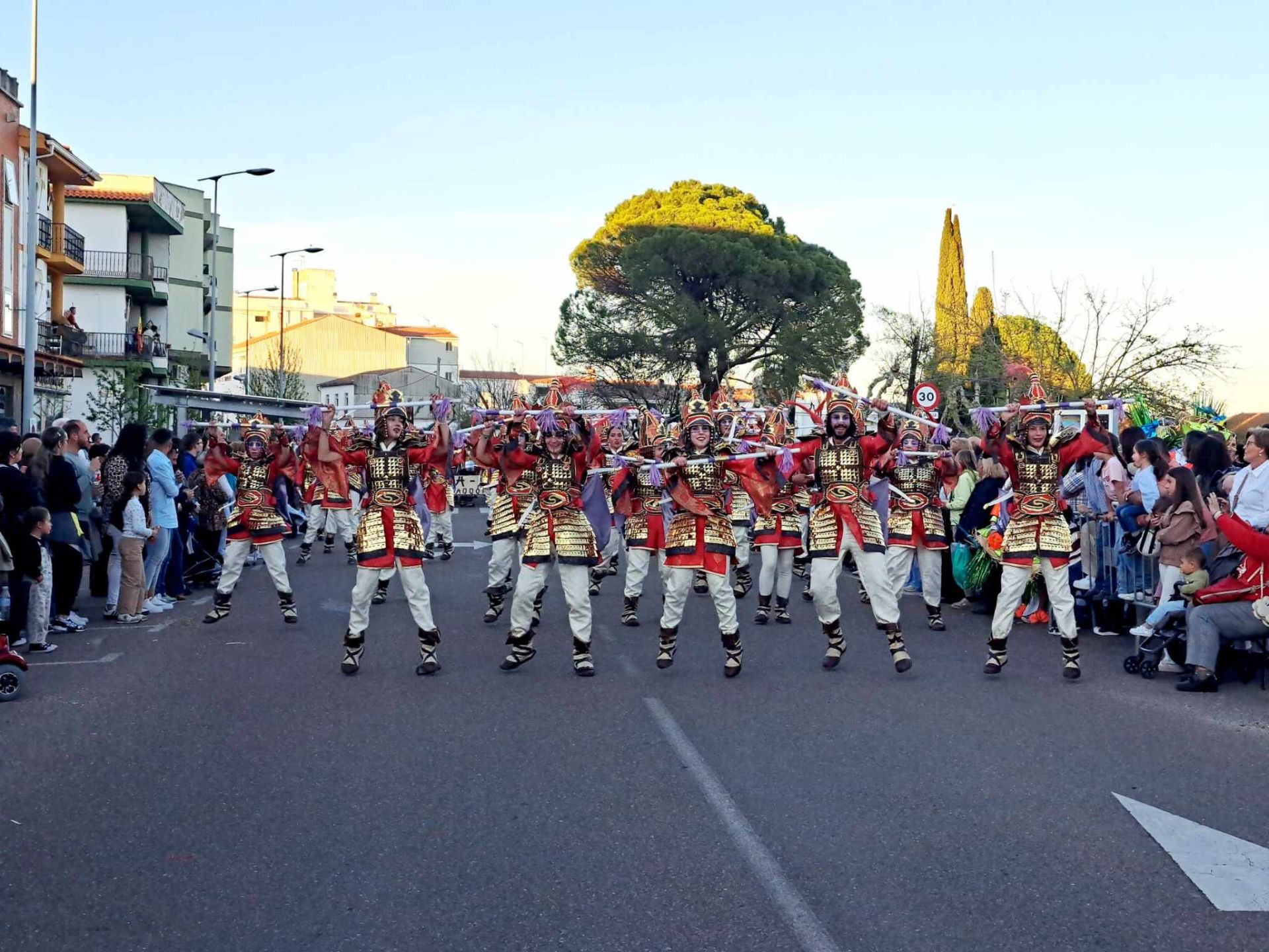 Fotos: 18 comparsas hicieron vibrar en la VI Convivencia Carnavalera de Miajadas
