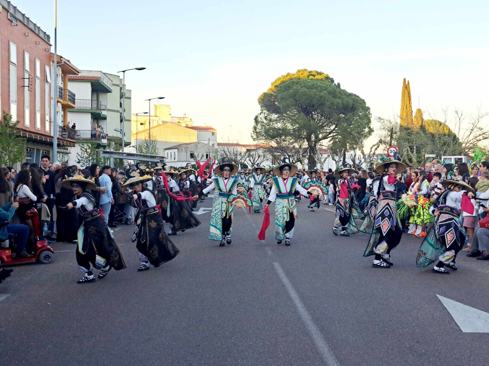 Fotos: 18 comparsas hicieron vibrar en la VI Convivencia Carnavalera de Miajadas