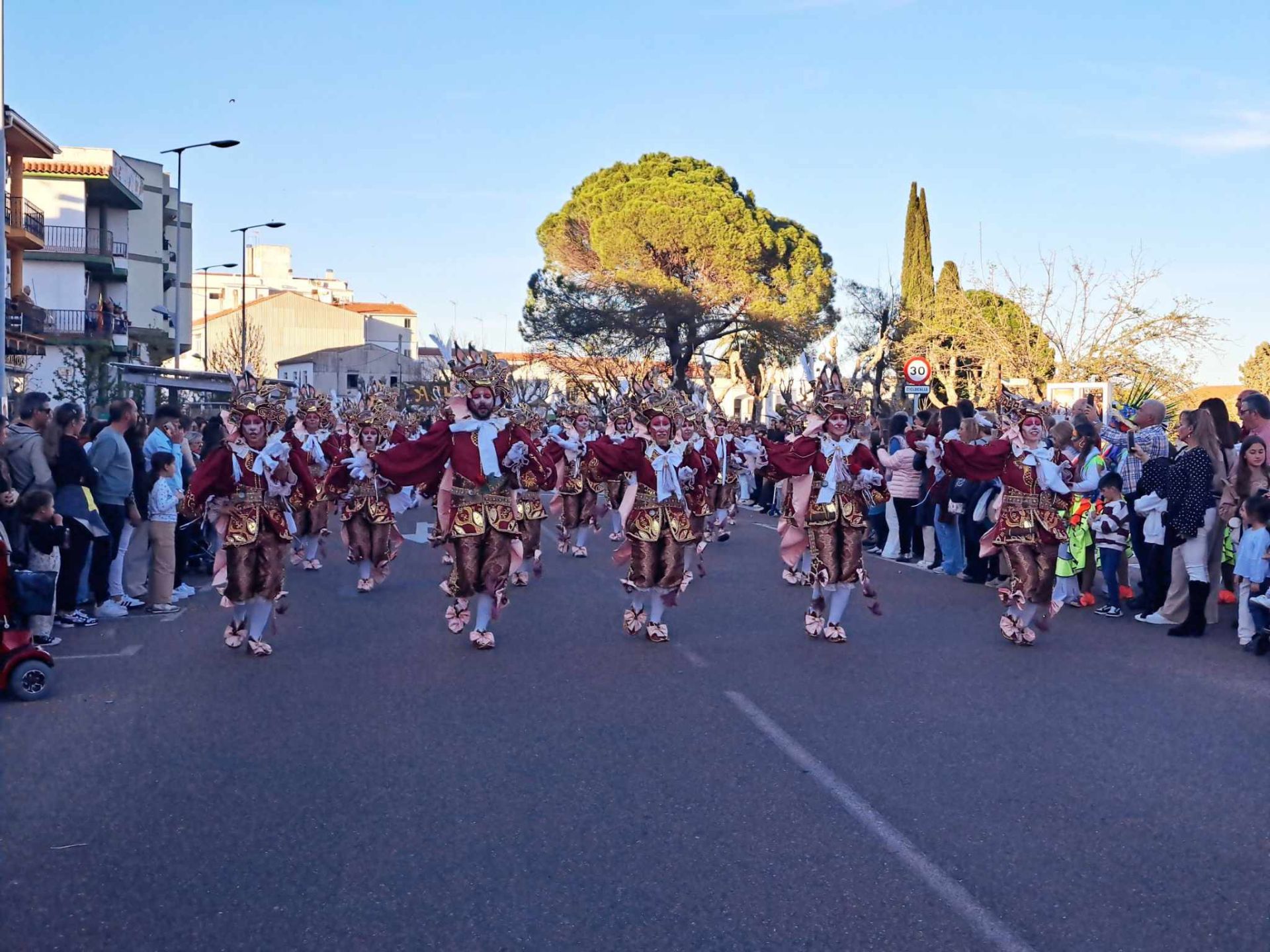 Fotos: 18 comparsas hicieron vibrar en la VI Convivencia Carnavalera de Miajadas