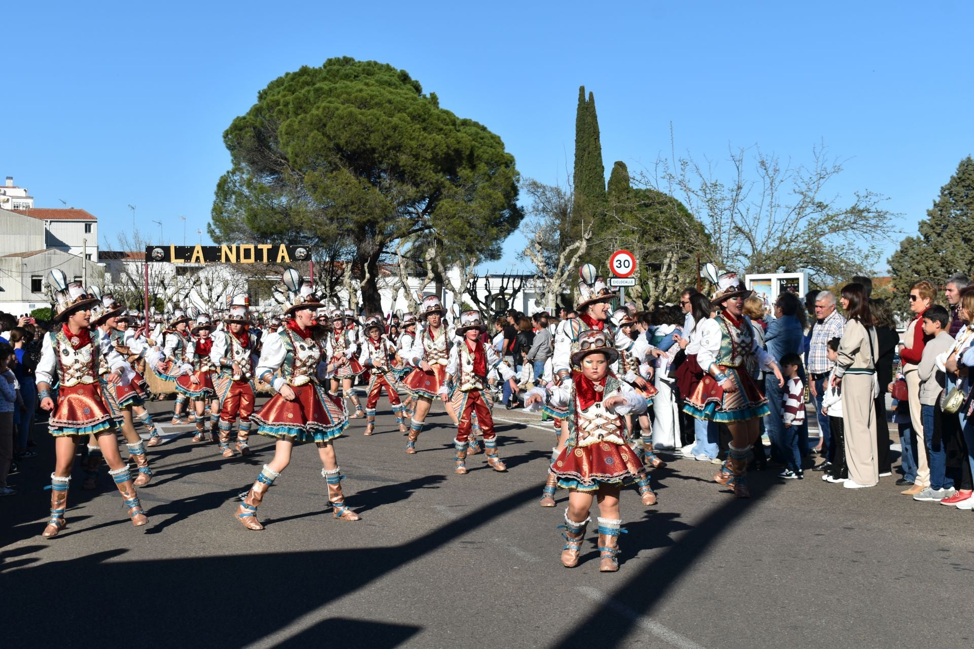 Fotos: 18 comparsas hicieron vibrar en la VI Convivencia Carnavalera de Miajadas