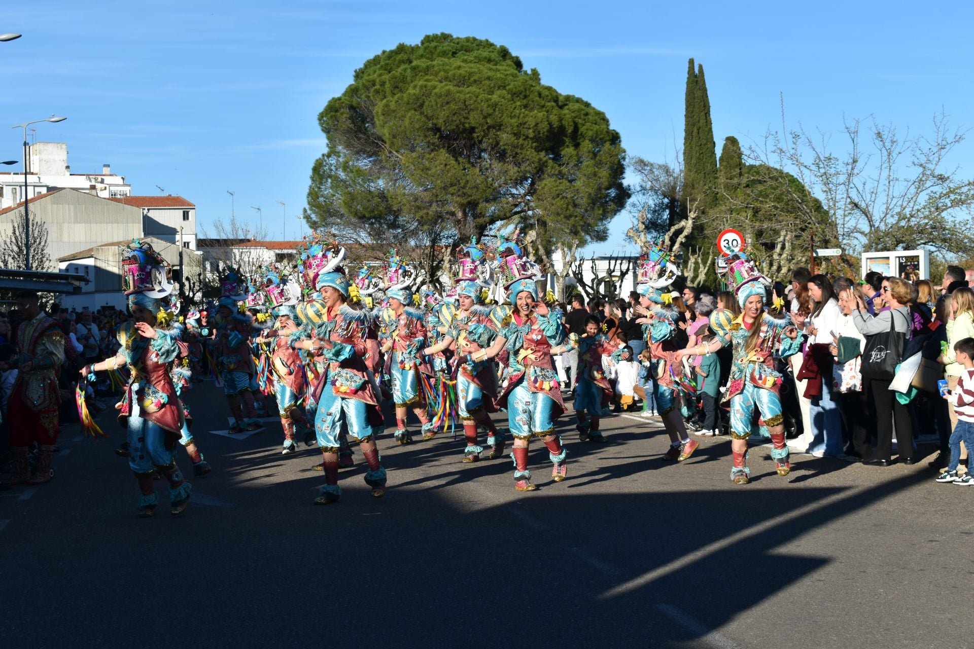 Fotos: 18 comparsas hicieron vibrar en la VI Convivencia Carnavalera de Miajadas